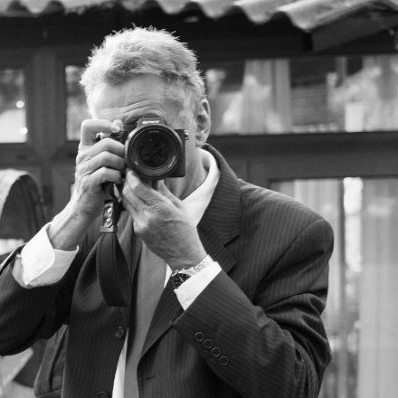 Juan José Huertas, fotógrafo, disparando durante una boda