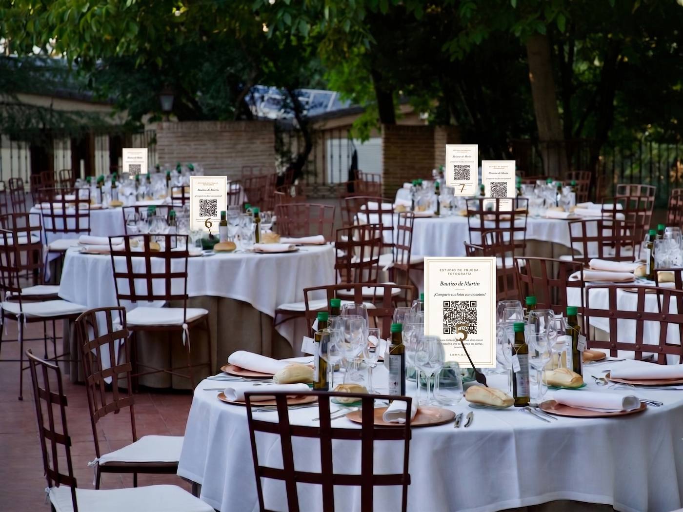 Mesas de un banquete de boda montadas, con la decoración puesta y sitio para la tarjeta con el código QR.