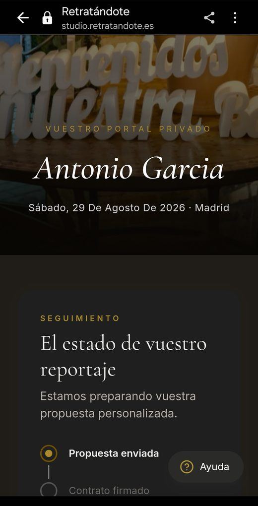 El portal privado del cliente abierto en un móvil: la portada con su nombre y la fecha, y debajo el estado del reportaje paso a paso